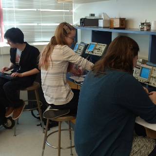 Undergraduate students experimenting in the physics 2 lab