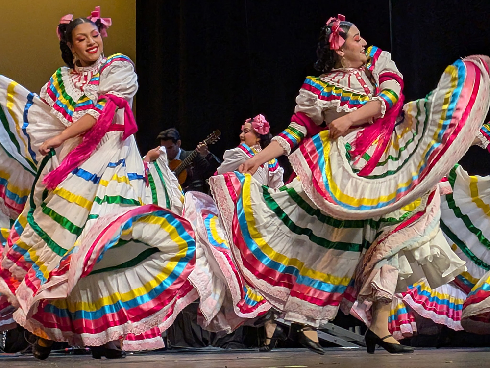Mariachi Xmas Dancers