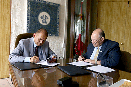 Van Romero signs an MOU in Puebla